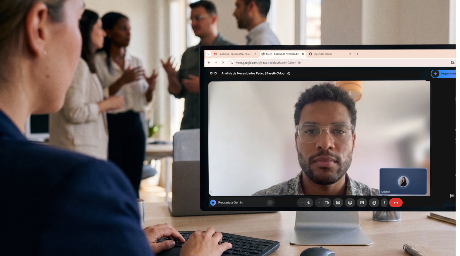 Equipo BaseIT en reunión con cliente — atención cercana y personalizada